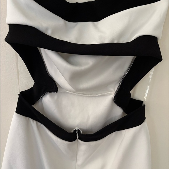 Short Strapless White Dress with cutouts - Picture 3 of 4